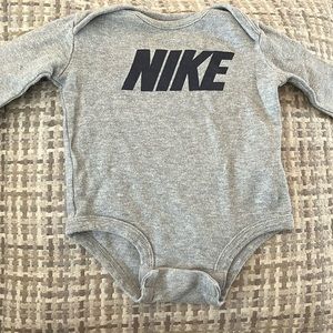 Nike Long Sleeve Onesie 0-3M Gray